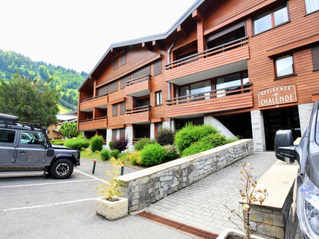 a car parked in front of a building at Appartement Morzine, 2 pièces, 6 personnes - FR-1-524-41 in Morzine