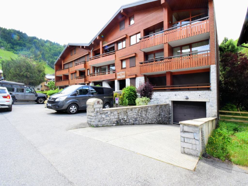 a building with cars parked in a parking lot at Appartement Morzine, 2 pièces, 6 personnes - FR-1-524-41 in Morzine