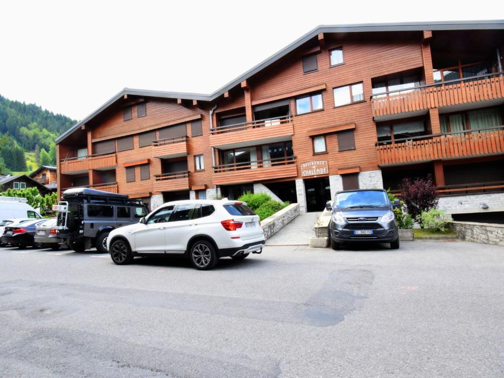a white suv parked in front of a building at Appartement Morzine, 2 pièces, 6 personnes - FR-1-524-41 in Morzine
