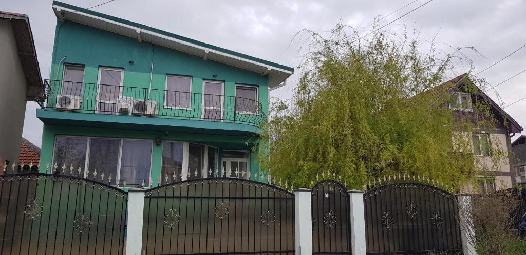 une maison bleue avec une clôture devant elle dans l'établissement Vila SALIX, à Costinesti