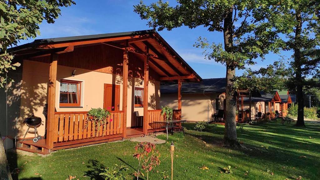 una pequeña casa con porche y patio en Chaty u rybníka Brodský, en Červený Kostelec