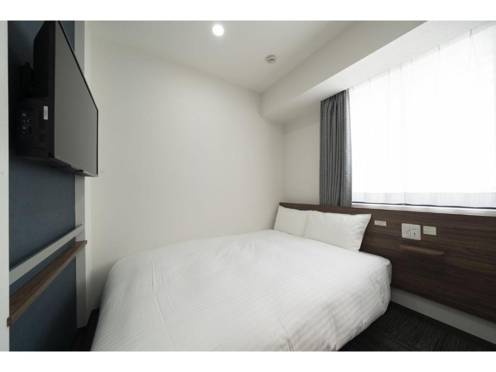 仙台市にあるR&B Hotel Sendai Higashiguchi - Vacation STAY 39923vのベッドルーム(白いベッド1台、窓付)