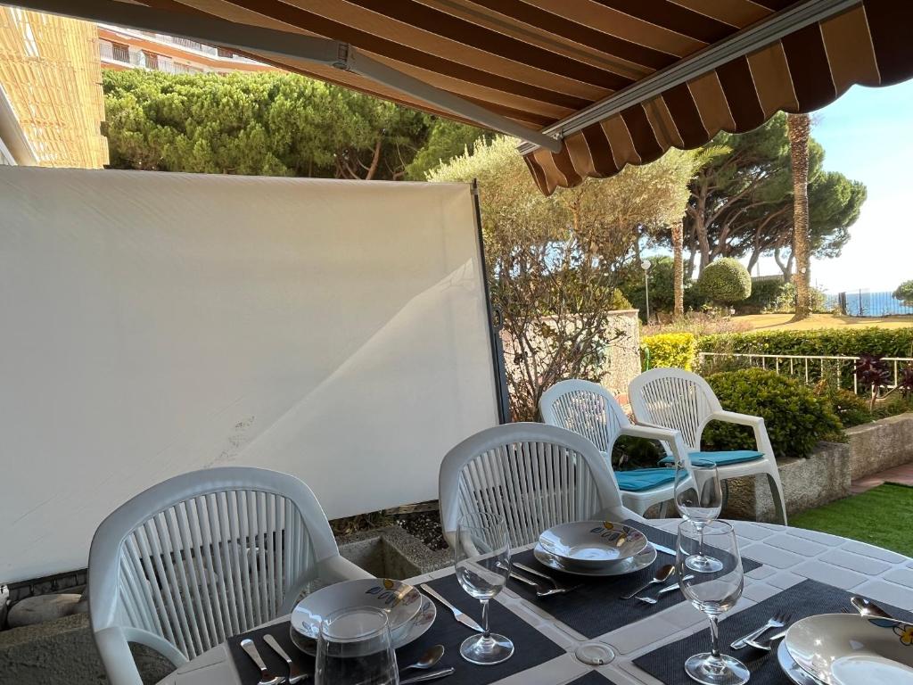 Vonkajšia záhrada v ubytovaní Platja d'Aro - Apartamento en primera línea de mar con parking