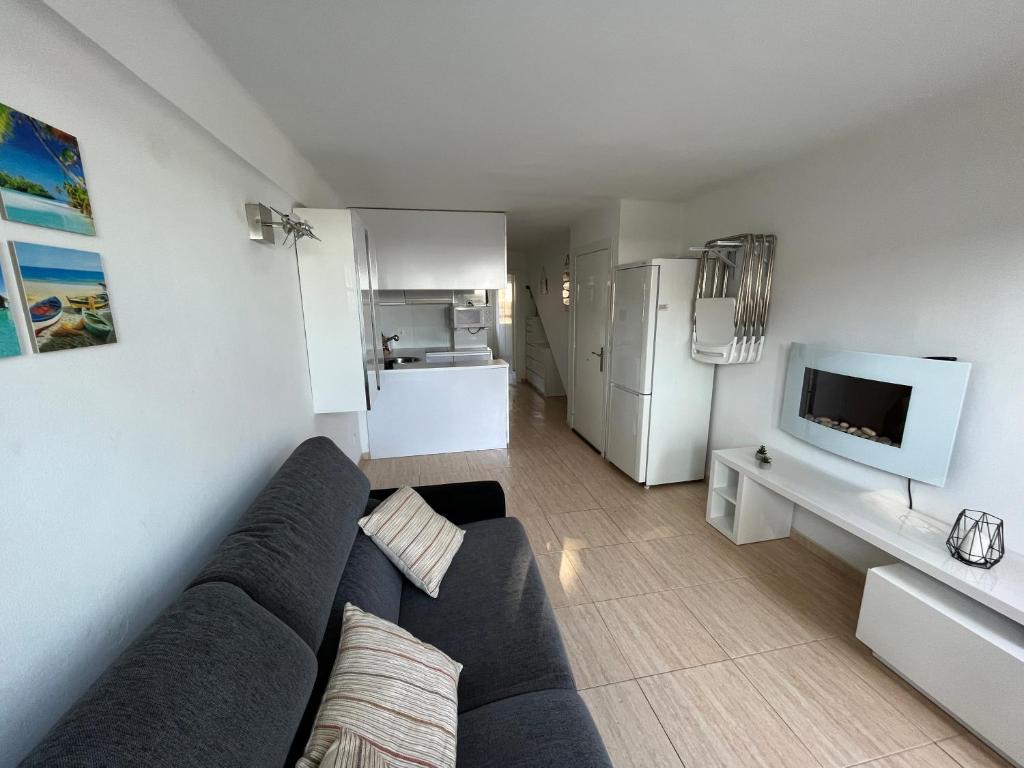 Televízia a/alebo spoločenská miestnosť v ubytovaní Platja d'Aro - Apartamento en primera línea de mar con parking