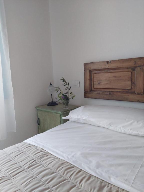 A bed or beds in a room at Dimora Da Tito - La Corte dei Colori