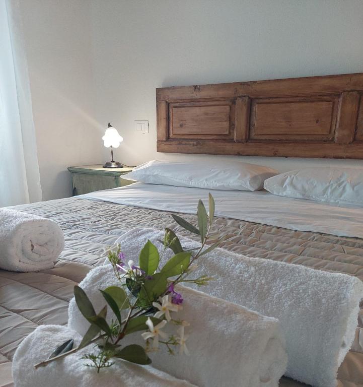 A bed or beds in a room at Dimora Da Tito - La Corte dei Colori