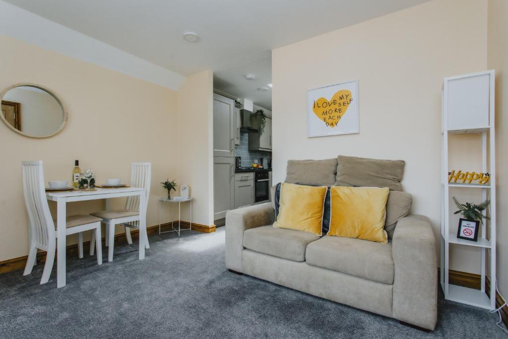 sala de estar con sofá y mesa en Cosy 2nd Floor Apartment - King Size Bed & Free Parking en Nottingham