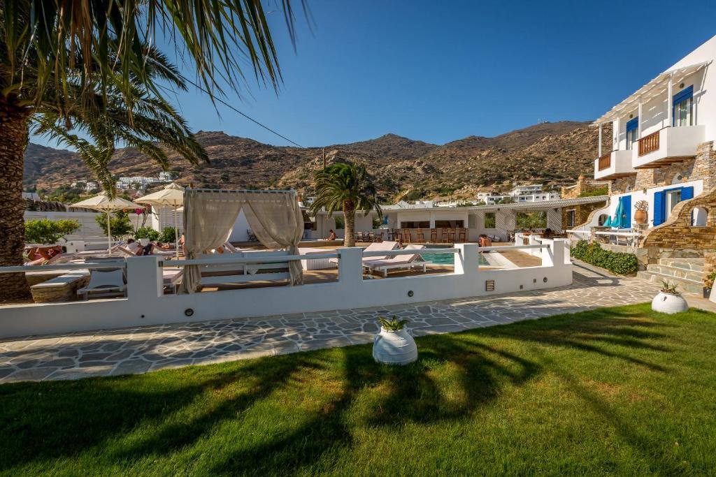 a view of the yard of a villa at Hotel Aegeon in Mylopotas