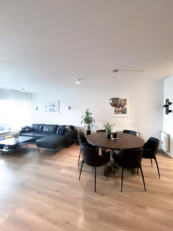ein Wohnzimmer mit einem Tisch und einem Sofa in der Unterkunft Lovely 2-bed apartment with everything you need. in Reykjavík
