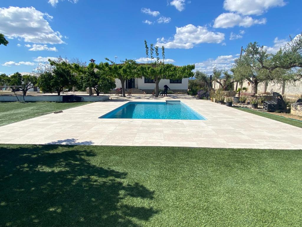 una piscina en medio de un patio en Mas Les Oliveres, en Vila-seca