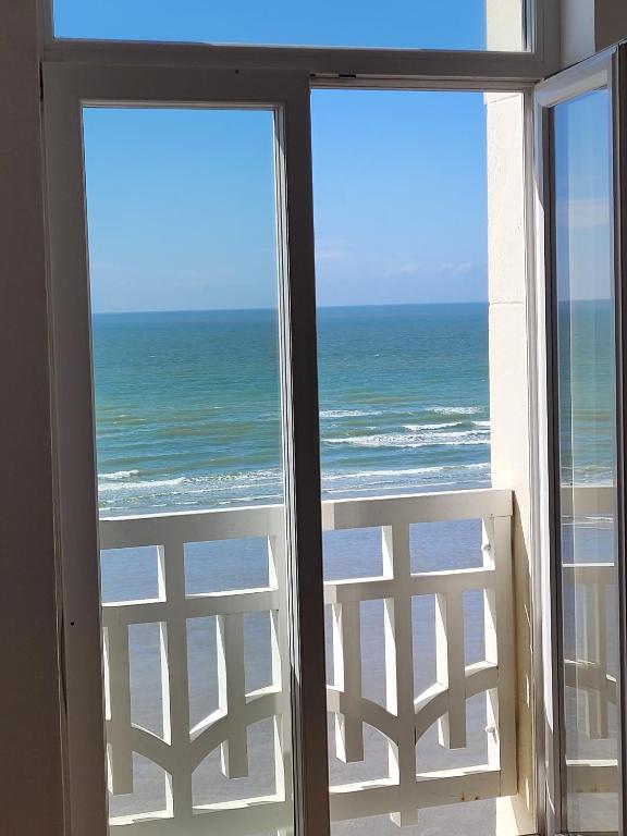 Cette chambre avec 2 fenêtres offre une vue sur l'océan. dans l'établissement La mer à perte de vue, Wimereux, côte d opale, à Wimereux