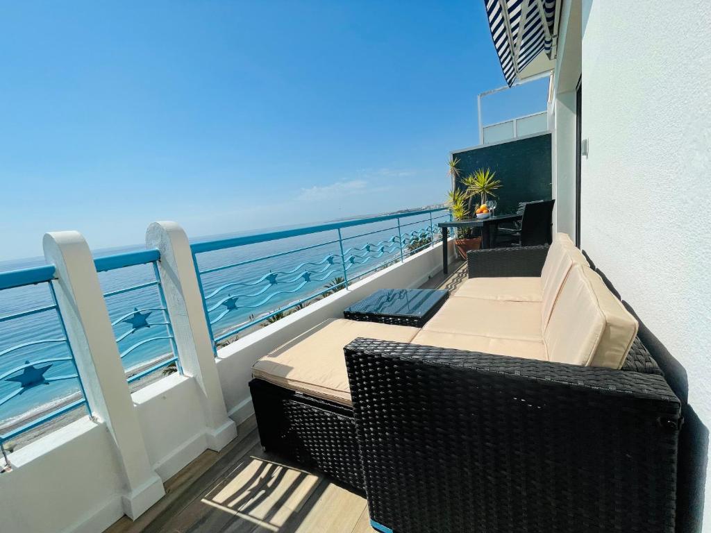 un balcon avec une table et des chaises et l'océan dans l'établissement SEA VIEW TOP FLOOR - PROMENADE DES ANGLAIS, à Nice