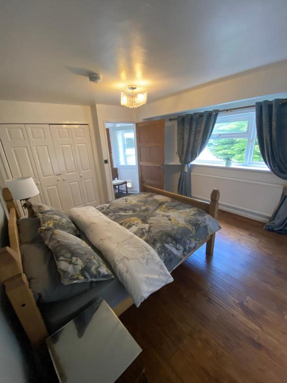 Stunning Beautiful 4-Bed House in South Wales