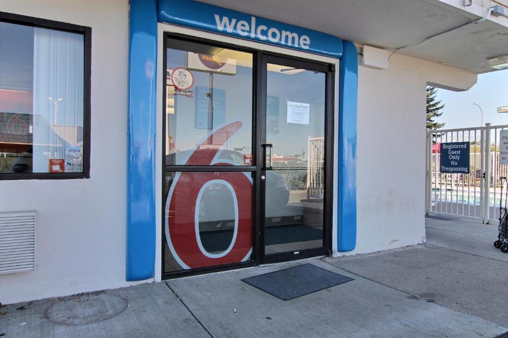 a door to a building with a welcome sign on it at Motel 6-Bismarck, ND in Bismarck
