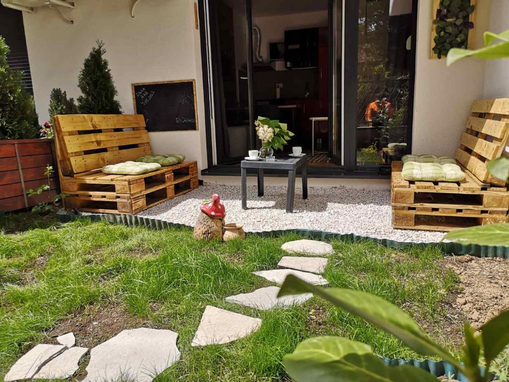 un jardín con una boca de incendios en el césped en B3 Sneznik-Modern apartment en Vrnjačka Banja