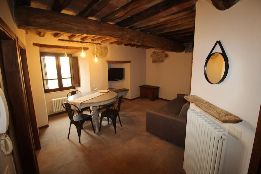 sala de estar con mesa y sofá en casa vacanze Castiglione - 4 posti letto, en Castiglione della Valle