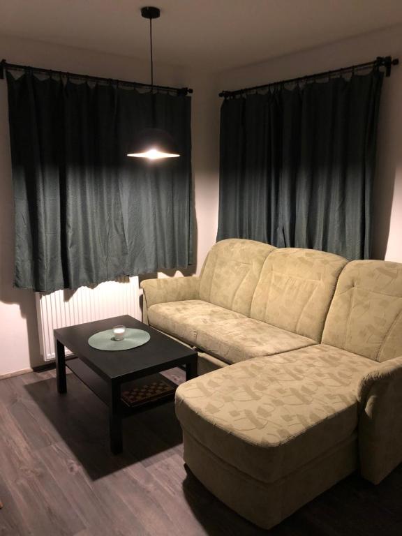 een woonkamer met een bank en een salontafel bij SWEET HOME in Krásná Lípa