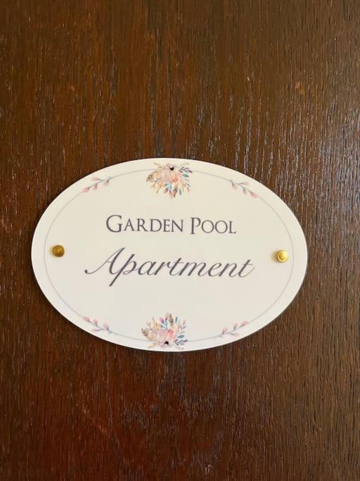 Certifikát, ocenenie alebo iný dokument vystavený v ubytovaní Garden Pool Apartment