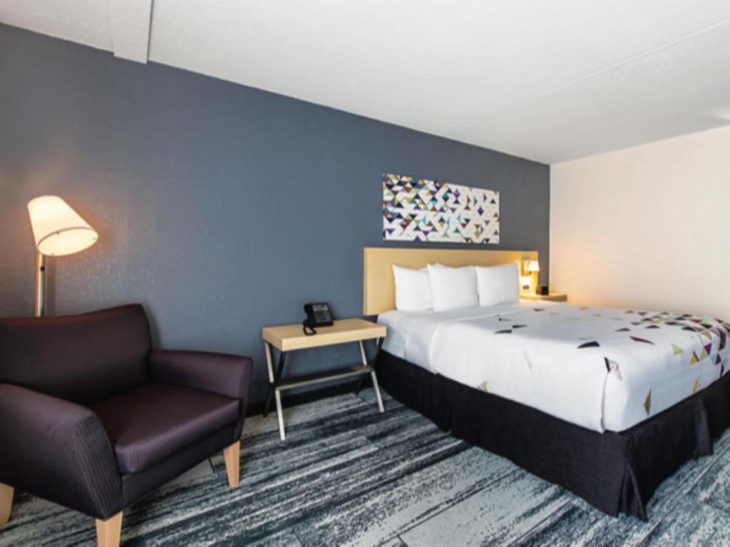 Baymont by Wyndham White Plains - Elmsford - 1 King Bed, Movility And Hearing Accessable, Bañera Con Barras De Agarre, Nsmk