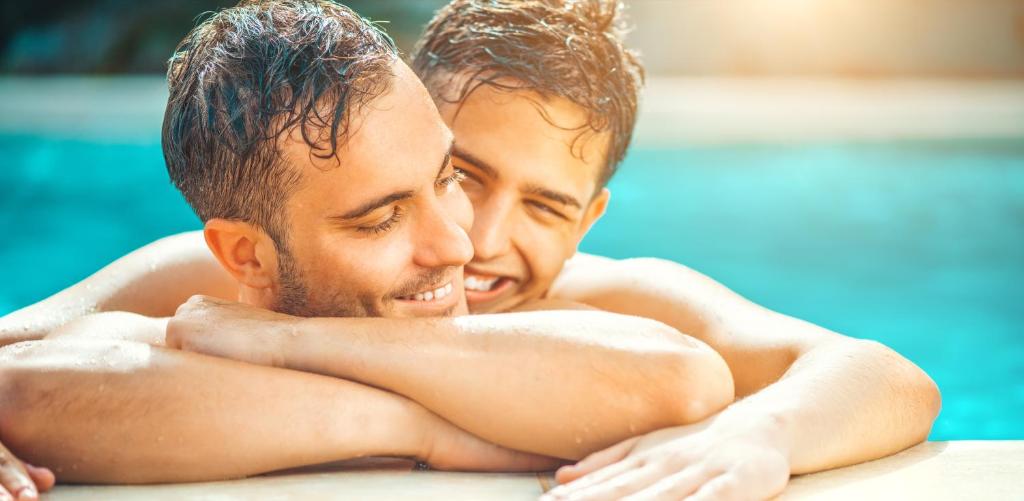 Ein Mann und eine Frau umarmen sich im Pool in der Unterkunft La Connexion, Gay Men Only in Peymeinade