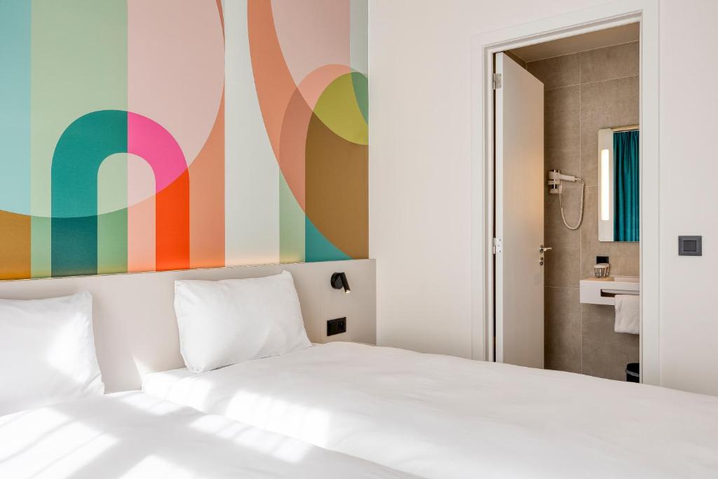 Postel nebo postele na pokoji v ubytování B&B HOTEL Hasselt
