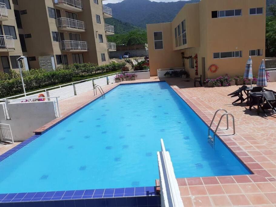 a large swimming pool in the middle of a building at ApartaLujo Tu Estancia de Ensueño in Santa Marta