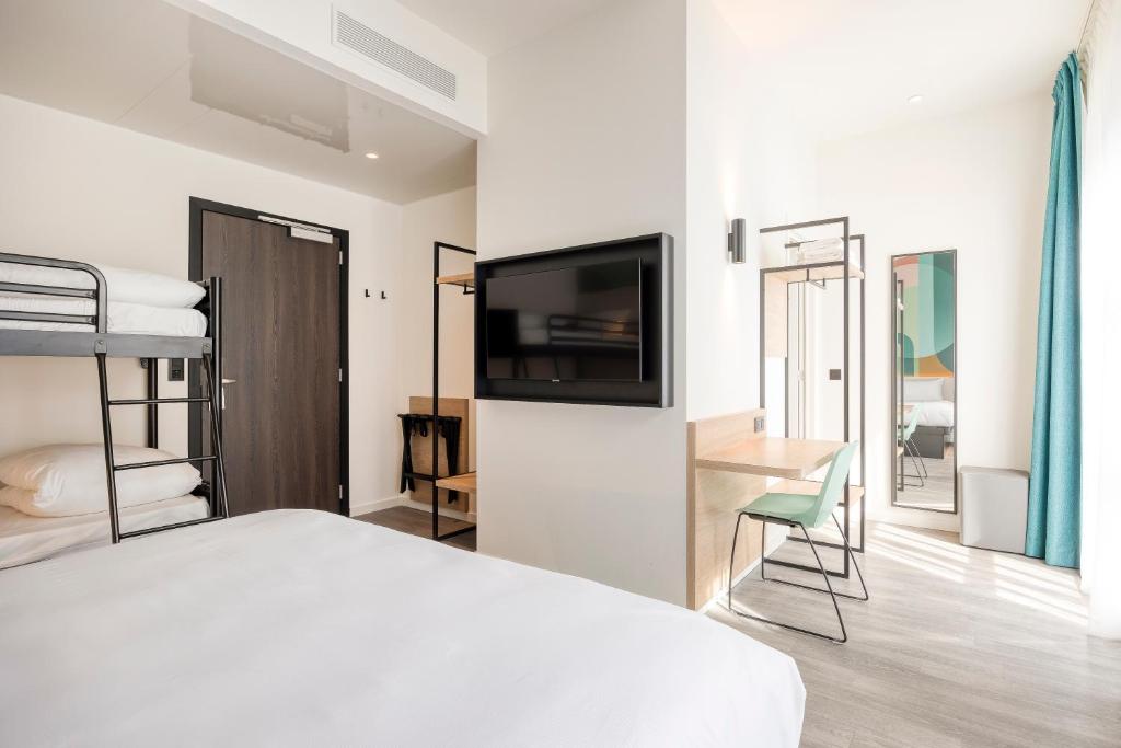 Postel nebo postele na pokoji v ubytování B&B HOTEL Hasselt