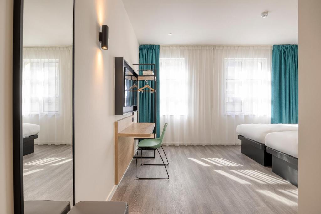 TV a/nebo společenská místnost v ubytování B&B HOTEL Hasselt