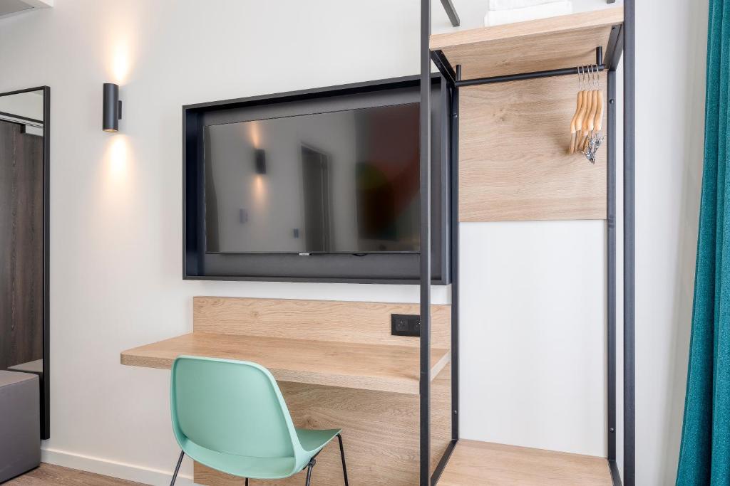 TV a/nebo společenská místnost v ubytování B&B HOTEL Hasselt