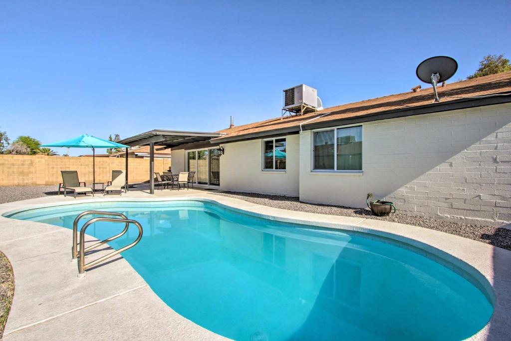 Bazén v ubytování Peaceful Glendale Home with Pool 12 Mi to Downtown nebo v jeho okolí