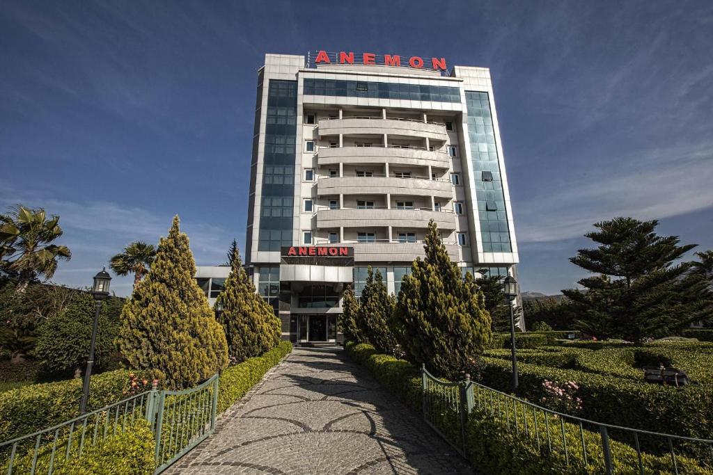 Un bâtiment avec un panneau en haut dans l'établissement Anemon Antakya Hotel, à Hatay