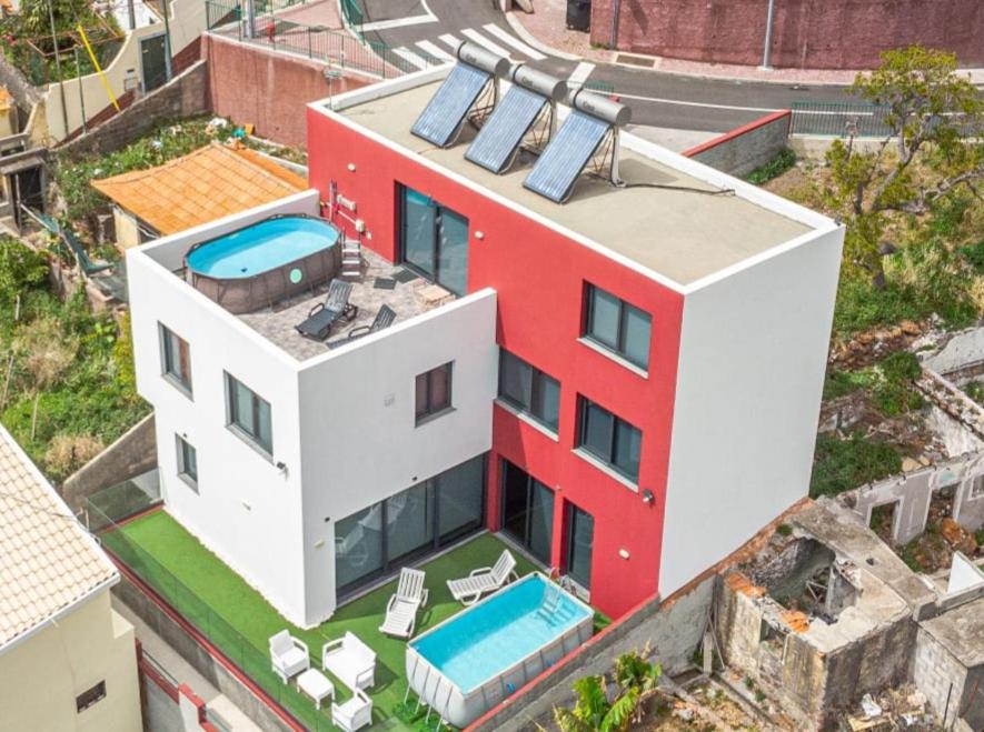 uma casa com piscina em cima em GuestReady - Sonho dos Avós em Câmara de Lobos