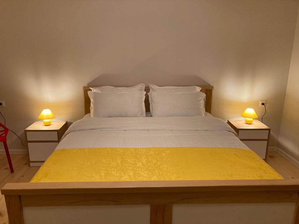 מיטה או מיטות בחדר ב-Borjomi Yellow Hotel