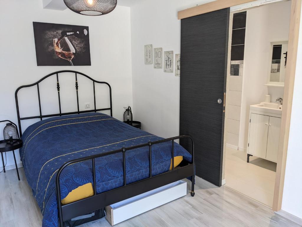 - une chambre avec un lit et une porte noire dans l'établissement Chambre double indépendante HARMONIE au sein du domaine PASSELOUP, à Liergues