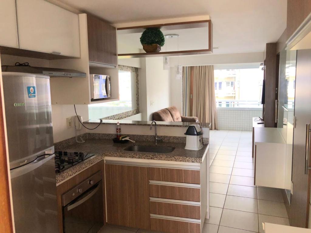 une cuisine avec un évier et un plan de travail dans l'établissement APART HOTEL BEACH CLASS FORTALEZA!, à Fortaleza