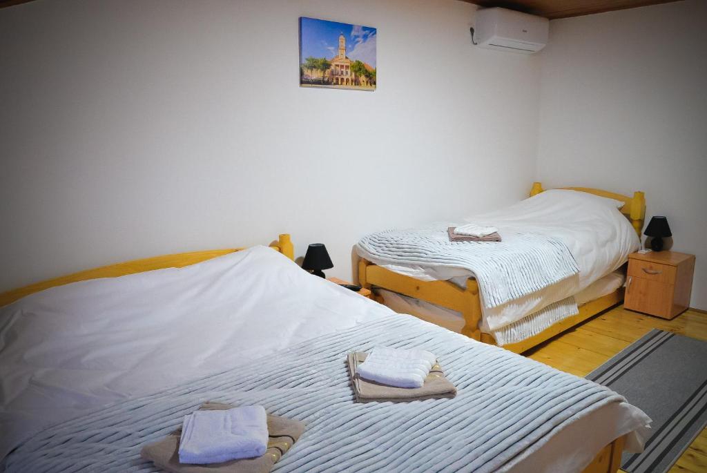 Postel nebo postele na pokoji v ubytování Royal TSV Rooms