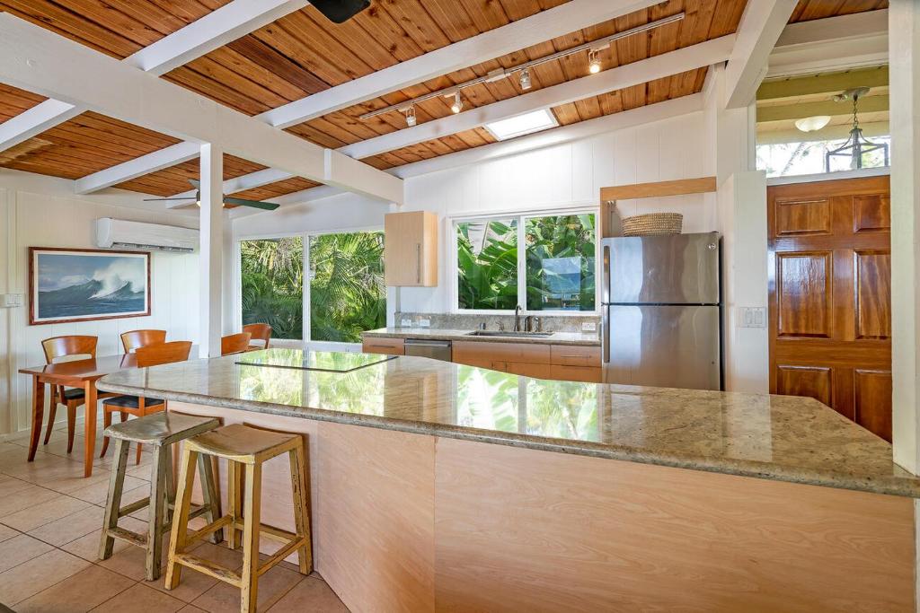 Kuchyň nebo kuchyňský kout v ubytování Waimea Bay Shoreline House
