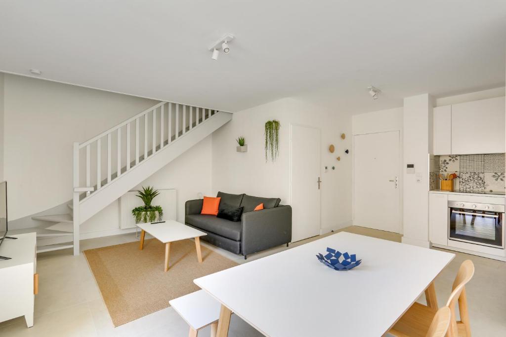 uma sala de estar com um sofá e uma mesa em "Le Massilia" Beau duplex avec balcon à Marseille em Marselha