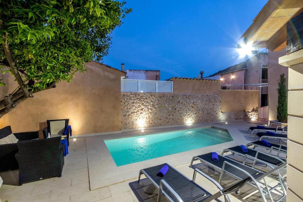Superb house 200m from the center of Pollensa by Renthousing