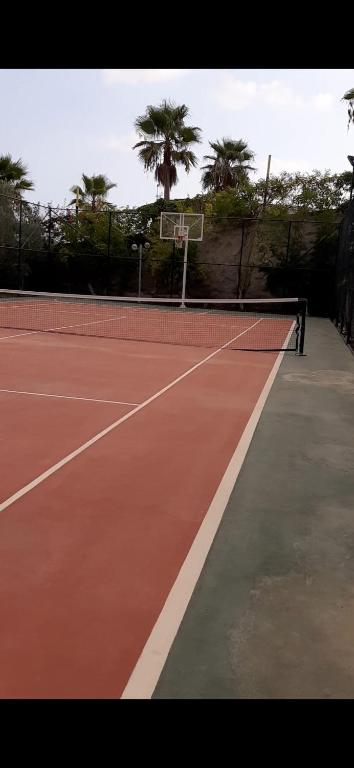 Tenis a/nebo squash v ubytování Lory Queen luxury apartment near the sea nebo okolí