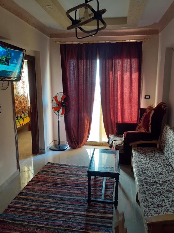 A television and/or entertainment centre at Free Wi-Fi شقة فندقية فى الاسكندرية New apartment sea view Alexandria