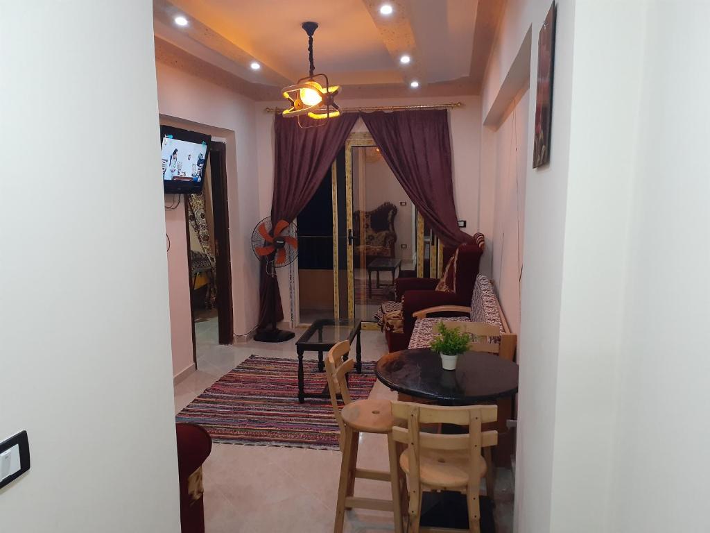 A television and/or entertainment centre at Free Wi-Fi شقة فندقية فى الاسكندرية New apartment sea view Alexandria
