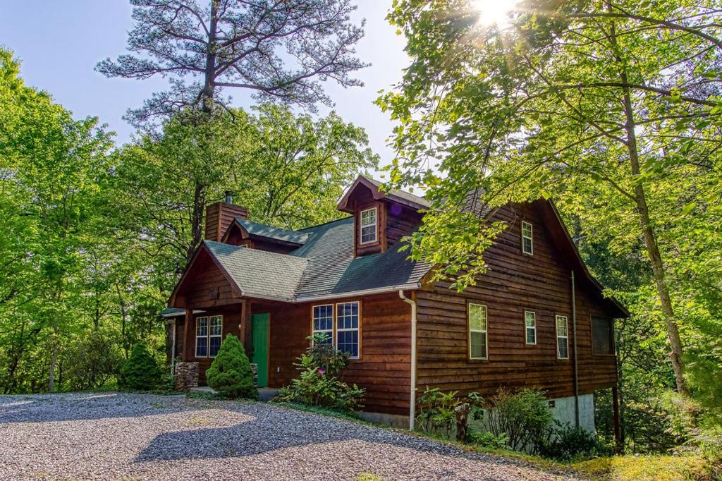 uma casa de madeira na floresta com árvores em Laurel Cottage em Sevierville