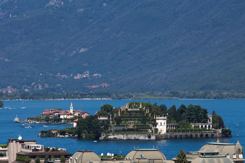 une île au milieu d'une grande masse d'eau dans l'établissement Residence Le Primule, à Stresa