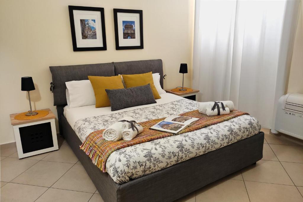 ein Schlafzimmer mit einem großen Bett mit zwei Tischen und zwei Lampen in der Unterkunft Antica Palermo in Palermo