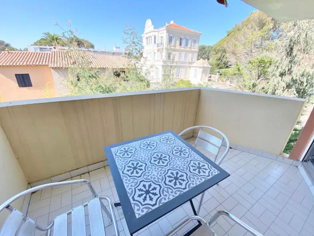 ROCHES BRUNES Terrasse Bord de mer