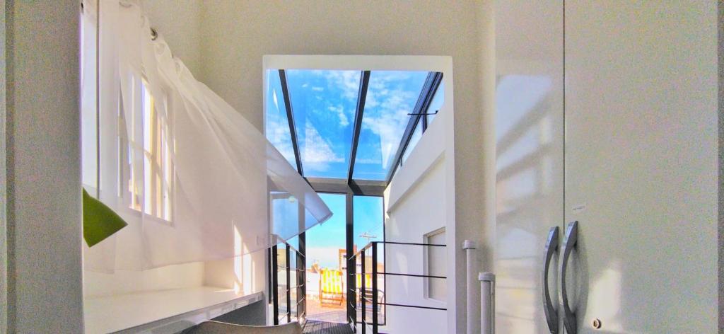モンテビデオにあるHouse with large terrace, jacuzzi and gated parking for one carの窓のある廊下