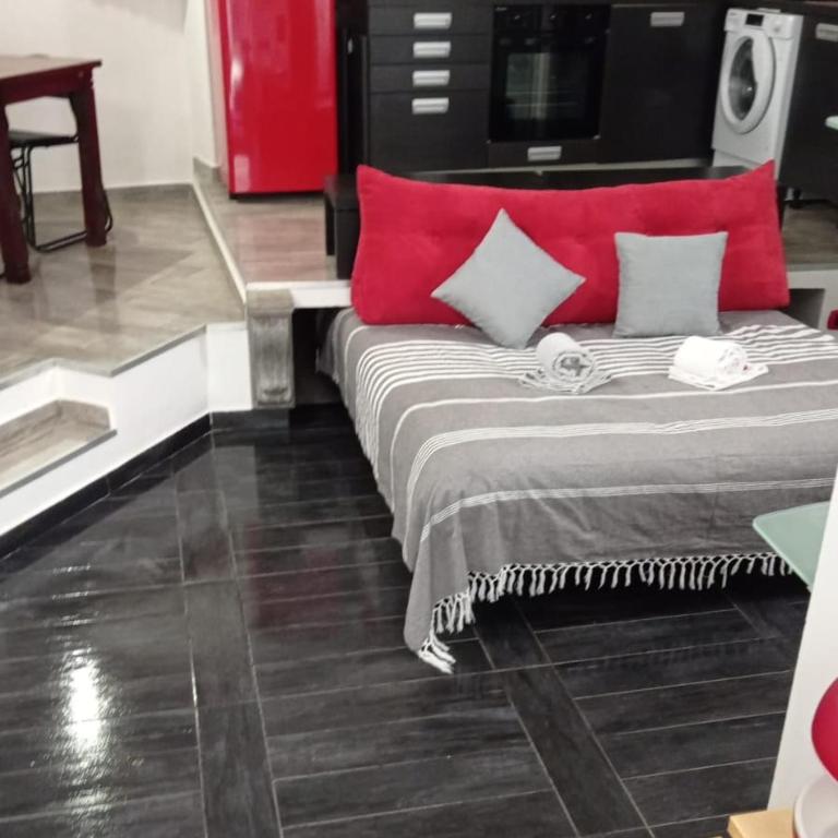 Łóżko lub łóżka w pokoju w obiekcie ROSEROSSE casa vacanze