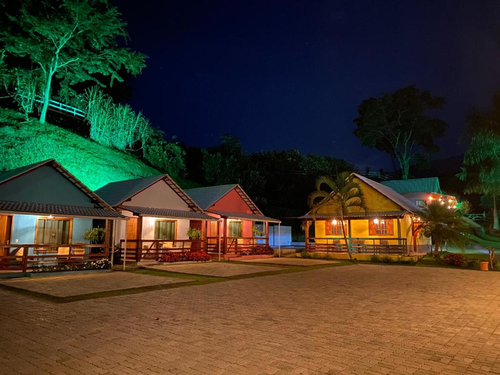 eine Gruppe von Gebäuden in der Nacht in der Unterkunft Pousada Rancho na Serra in Espera Feliz