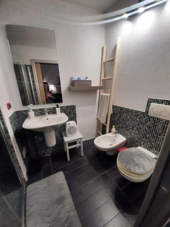 Łazienka w obiekcie ROSEROSSE casa vacanze